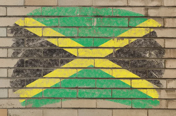 Vlag van jamaica op grunge bakstenen muur geschilderd met krijt — Stockfoto