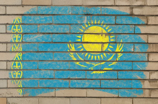 Bandera de Khazakstan en la pared de ladrillo grunge pintado con tiza —  Fotos de Stock