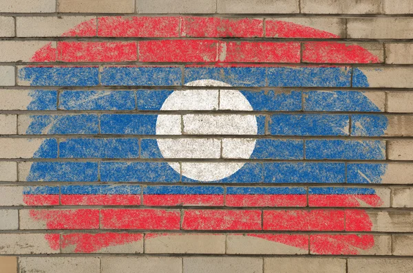 Bandeira de laos na parede de tijolos grunge pintada com giz — Fotografia de Stock