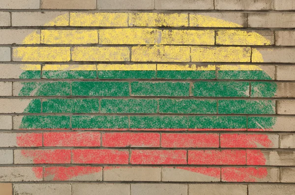 Litauische Flagge auf Grunge-Ziegelwand mit Kreide bemalt — Stockfoto