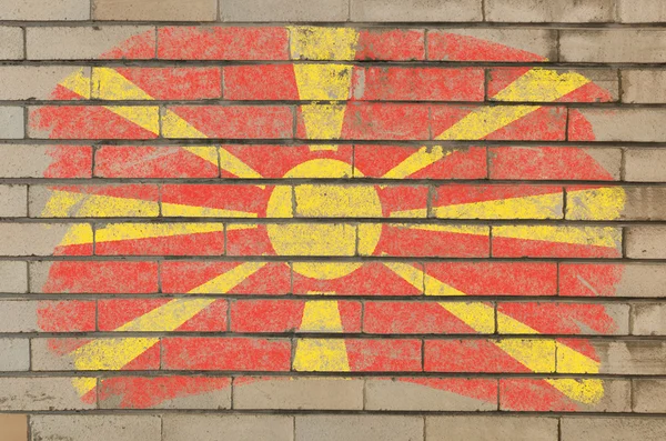 Flagge Mazedoniens auf Grunge-Ziegelwand mit Kreide bemalt — Stockfoto