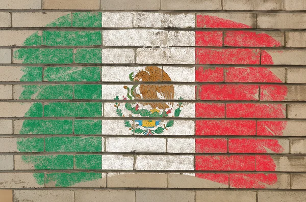 Mexikanische Flagge auf Grunge-Ziegelwand mit Kreide bemalt — Stockfoto