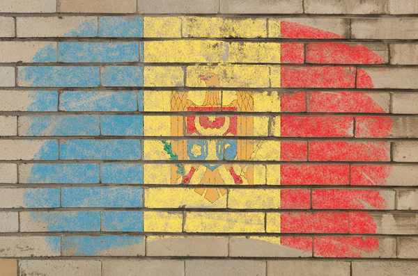 Bandeira da Moldávia na parede de tijolo grunge pintada com giz — Fotografia de Stock