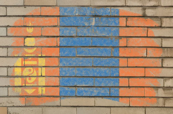 Bandeira da mongólia na parede de tijolos grunge pintada com giz — Fotografia de Stock