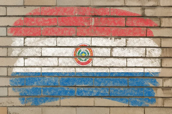 Bandeira do paraguai na parede de tijolo grunge pintada com giz — Fotografia de Stock