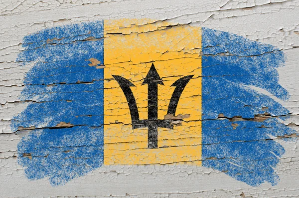 Bandera de barbados sobre grunge textura de madera pintada con tiza — Foto de Stock
