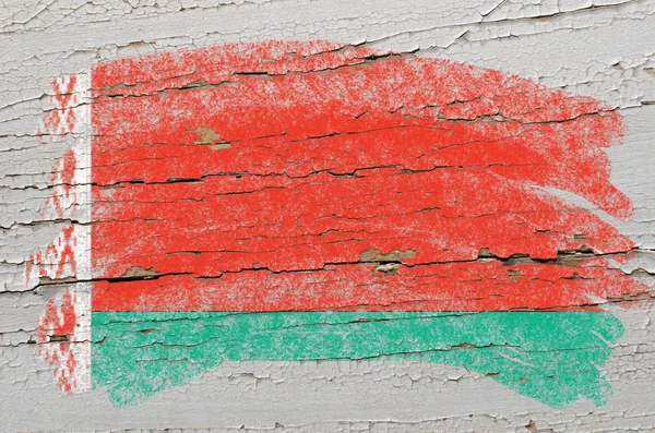 Bandera de belarus sobre grunge textura de madera pintada con tiza — Foto de Stock