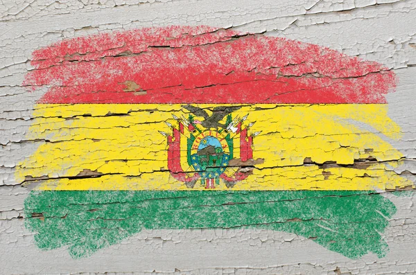 Bandera de Bolivia sobre grunge textura de madera pintada con tiza — Foto de Stock