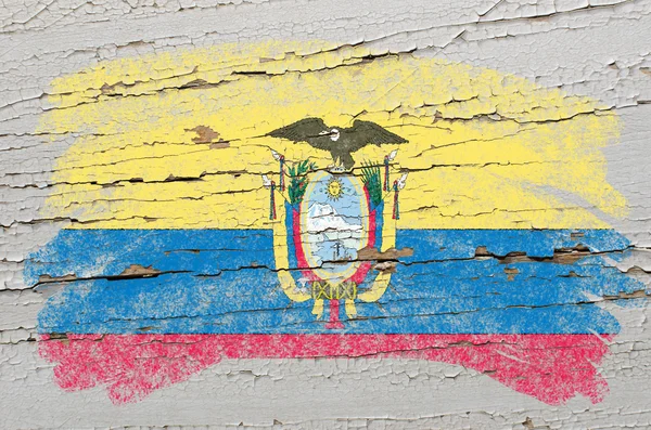 Bandera de Ecuador sobre grunge textura de madera pintada con tiza —  Fotos de Stock