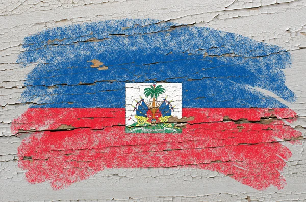 Bandera de haiti sobre grunge textura de madera pintada con tiza —  Fotos de Stock
