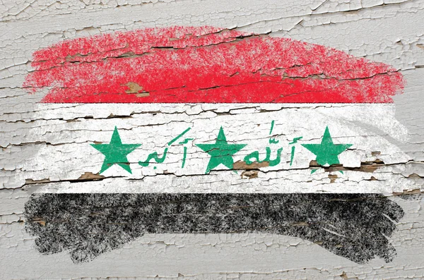 Flagge Iraks auf Grunge-Holzstruktur mit Kreide bemalt — Stockfoto