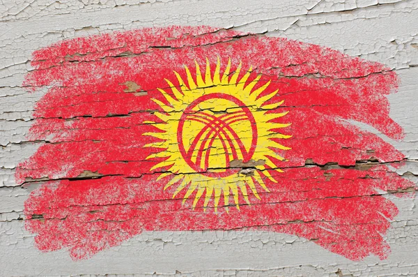 Vlag van Kirgizstan op houten textuur grunge geschilderd met krijt — Stockfoto