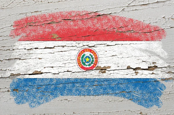 Bandera de paraguay sobre grunge textura de madera pintada con tiza — Foto de Stock