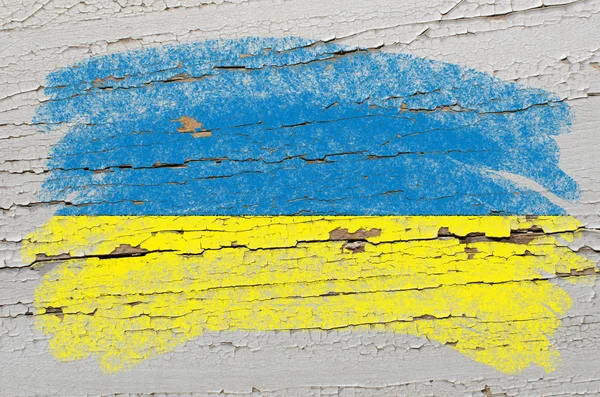 Flagga Ukraina på grunge trä textur målade med krita — Stockfoto