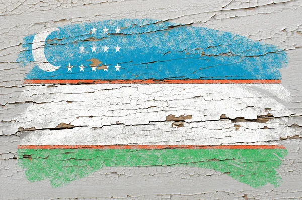 Bandera de Uzbekistán sobre grunge textura de madera pintada con tiza — Foto de Stock