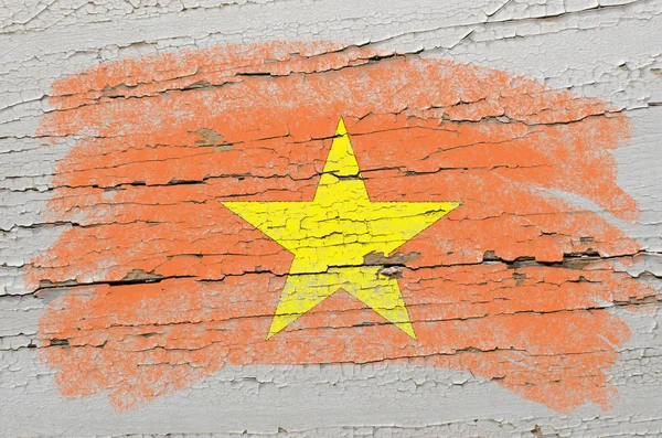 Флаг Вьетнама на гранжевой деревянной текстуре, окрашенной мелом — стоковое фото