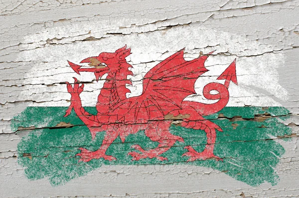 Wales-Flagge auf Grunge-Holzstruktur mit Kreide bemalt — Stockfoto