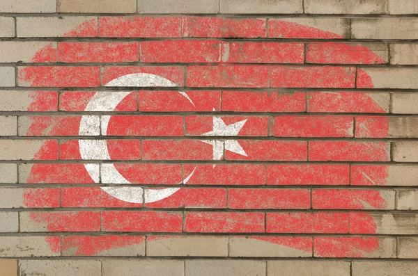 国旗的土耳其 grunge 砖墙上用粉笔绘 — 图库照片