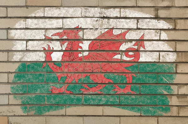 国旗的威尔士 grunge 砖墙上用粉笔绘 — 图库照片