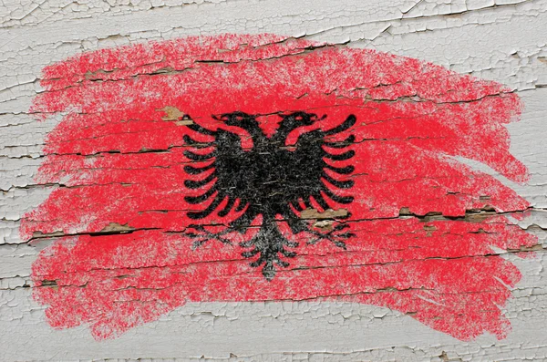 Vlajka Albánie na grunge dřevěné textury namalované křídou — Stock fotografie