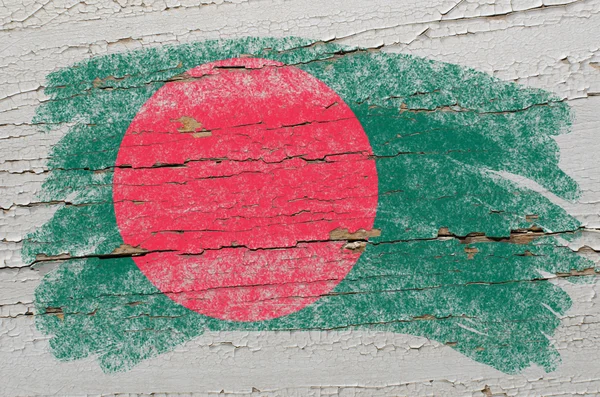 Флаг Бангладеш на гранжевой деревянной текстуре, окрашенной мелом — стоковое фото