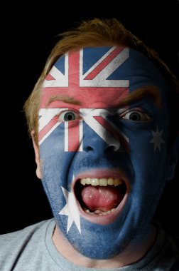 Avustralya bayrağının renkleri çılgınca kızgın adamın yüzü boyalı