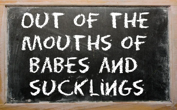 Proverbe "Hors de la bouche des bébés et des nourrissons" écrit sur un — Photo