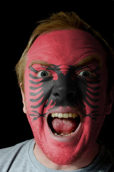 Πρόσωπο της τρελό θυμωμένος άνθρωπος που χρωματίζονται στα χρώματα της σημαίας της Αλβανίας — Φωτογραφία Αρχείου