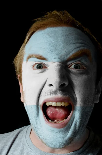 Πρόσωπο της τρελό θυμωμένος άνθρωπος που χρωματίζονται στα χρώματα της σημαίας της Αργεντινής — Φωτογραφία Αρχείου