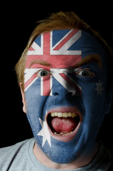 Rosto de homem furioso louco pintado em cores da bandeira da Austrália — Fotografia de Stock