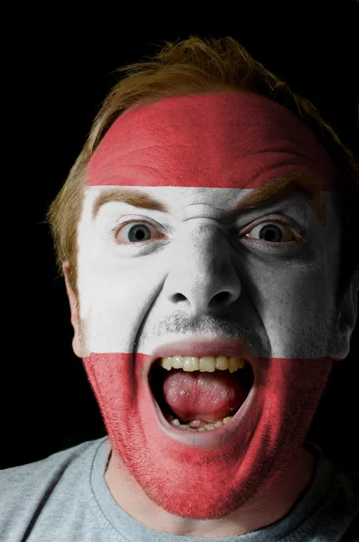 Gesicht des verrückten wütenden Mannes in den Farben der Österreich-Flagge gemalt — Stockfoto