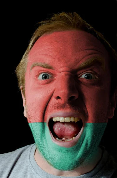 Ansikte av galet arg man målade i färgerna på Vitrysslands flagga — Stockfoto
