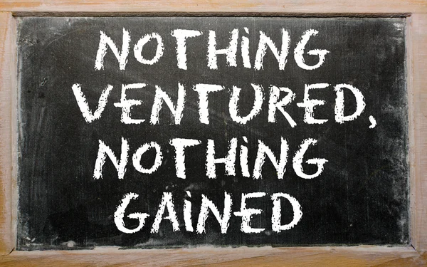 Provérbio "Nada se aventurou, nada ganhou" escrito em um blackboa — Fotografia de Stock
