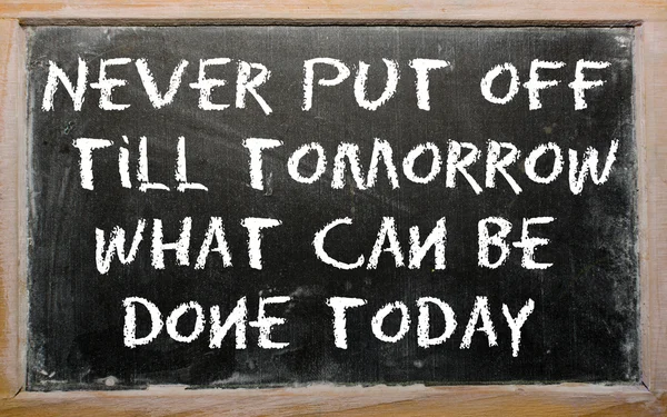 Пословица "Никогда не откладывай до завтра то, что можно сделать сегодня" wri — стоковое фото