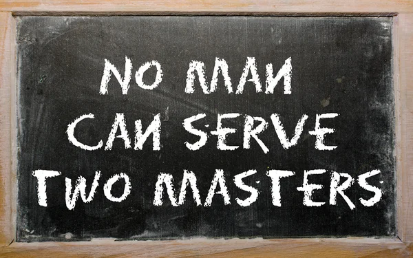 Provérbio "Nenhum homem pode servir dois mestres" escrito em um quadro negro — Fotografia de Stock