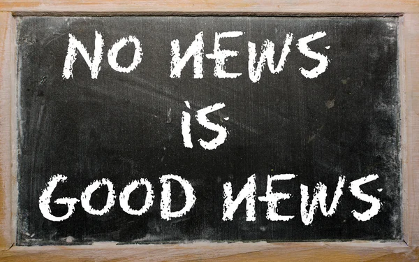 谚语"没有消息就是好新闻"写在黑板上 — 图库照片