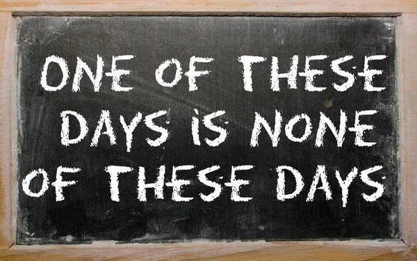 Sprichwort "einer dieser Tage ist keiner dieser Tage" auf einem b geschrieben — Stockfoto