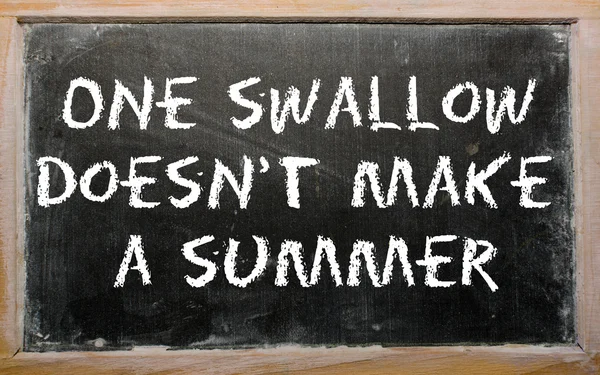 Ordspråk "en svala gör inte en sommar" skrivet på en bla — Stockfoto