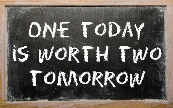 Přísloví "člověk dnes stojí dva zítra" napsáno na blackboar — Stock fotografie