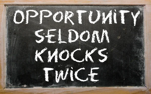 Proverbio "Oportunidad rara vez llama dos veces" escrito en un blackboar —  Fotos de Stock