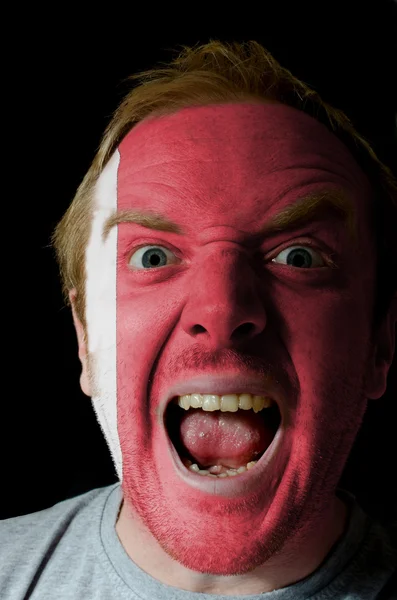 疯狂愤怒的人的脸上涂在巴林旗子的颜色 — 图库照片