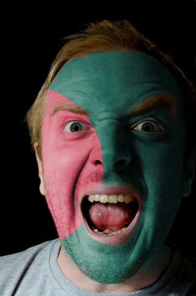 Обличчям crazy сердитий людина пофарбовані в кольори Прапор Бангладеш — стокове фото