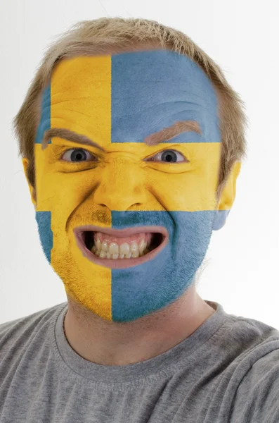 Rosto de homem furioso louco pintado em cores da bandeira da Suécia — Fotografia de Stock