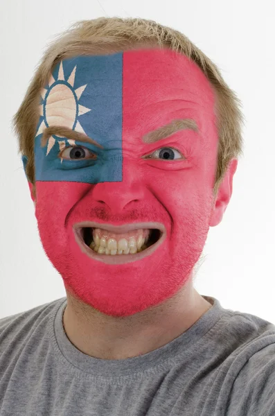 Rosto de homem furioso louco pintado em cores da bandeira de Taiwan — Fotografia de Stock
