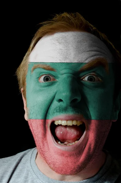 Πρόσωπο της τρελό θυμωμένος άνθρωπος που χρωματίζονται στα χρώματα της σημαίας bulgarial — Φωτογραφία Αρχείου