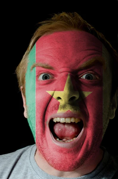 疯狂愤怒的人的脸上涂在喀麦隆旗子的颜色 — 图库照片