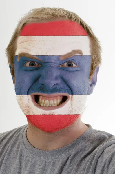 Rosto de homem furioso louco pintado em cores da bandeira da Tailândia — Fotografia de Stock