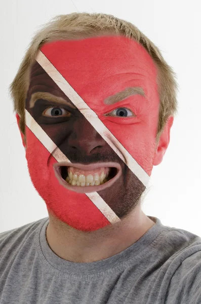 Volto di pazzo uomo arrabbiato dipinto nei colori di Trinidad e Tobago — Foto Stock