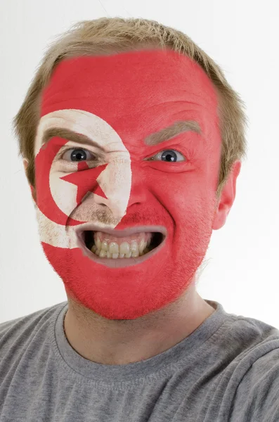 Rostro de loco hombre enojado pintado en colores de la bandera de Túnez — Foto de Stock