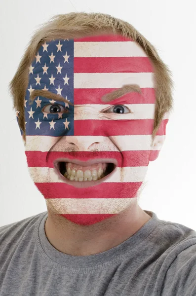 Πρόσωπο της τρελό θυμωμένος άνθρωπος που χρωματίζονται στα χρώματα της σημαίας των ΗΠΑ — Φωτογραφία Αρχείου